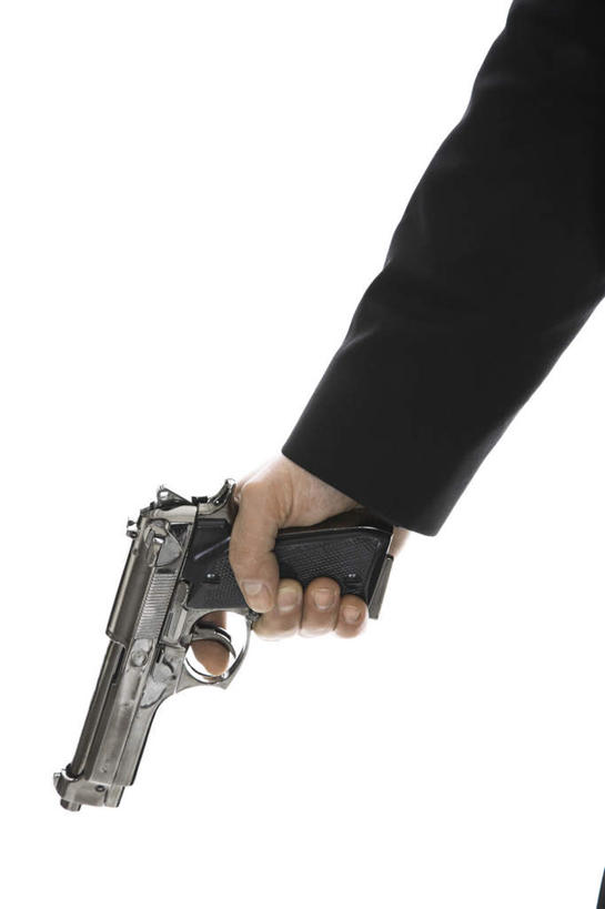 西方人,手,一个人,商务人士,商务男性,竖图,室内,特写,白天,白色背景,正面,衬衫,竞争,欧洲,欧洲人,仅一个男性,仅一个人,对抗,握,套装,冲突,枪支,拿,拿着,破坏,仅一个年轻男性,手部,武器,战争,握着,摄影,手枪,影棚,单手,损坏,攻击,威胁,对立,矛盾,兵器,商务装,防御,枪械,工薪阶层,弹夹,敌对,挫败,斗争,抗拒,抗衡,杀伤,威慑,子弹夹,危险,男人,男性,年轻男性,白种人,白领,上班族,半身,彩图,影棚拍摄,衬衣,拍摄