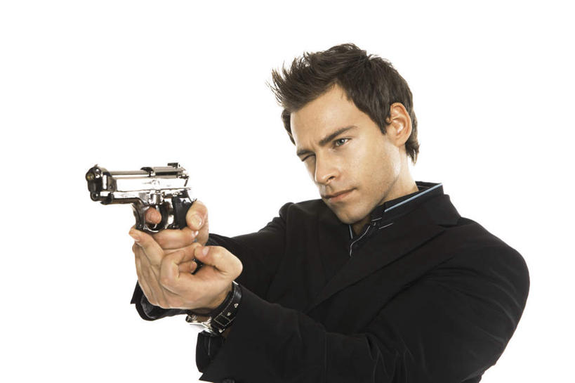 西方人,一个人,商务人士,商务男性,站,举,横图,室内,白天,白色背景,正面,衬衫,竞争,欧洲,欧洲人,仅一个男性,仅一个人,对抗,握,套装,冲突,枪支,拿,拿着,注视,破坏,仅一个年轻男性,观察,看,托,站着,武器,战争,握着,摄影,手枪,影棚,观看,损坏,察看,攻击,威胁,对立,关注,矛盾,兵器,商务装,防御,枪械,工薪阶层,弹夹,敌对,挫败,斗争,抗拒,抗衡,杀伤,威慑,子弹夹,危险,男人,男性,年轻男性,白种人,白领,上班族,举起,举手,举着,向上举,向上伸,向上托,站立,半身,彩图,影棚拍摄,衬衣,拍摄