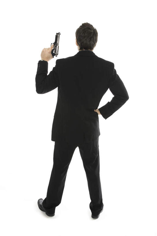 西方人,一个人,商务人士,商务男性,举,竖图,俯视,室内,白天,白色背景,衬衫,竞争,欧洲,欧洲人,仅一个男性,仅一个人,对抗,握,套装,冲突,枪支,拿,拿着,破坏,手叉腰,仅一个年轻男性,叉腰,托,武器,战争,握着,摄影,手枪,影棚,损坏,攻击,威胁,对立,矛盾,兵器,商务装,防御,枪械,工薪阶层,弹夹,敌对,挫败,斗争,抗拒,抗衡,杀伤,威慑,子弹夹,危险,男人,男性,年轻男性,白种人,白领,上班族,举起,举手,举着,向上举,向上伸,向上托,彩图,高角度拍摄,全身,影棚拍摄,衬衣,拍摄