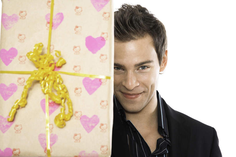 西方人,脸,头,脸颊,一个人,商务人士,商务男性,站,捧,笑,微笑,横图,室内,特写,白天,白色背景,正面,衬衫,礼盒,礼物,欧洲,欧洲人,仅一个男性,仅一个人,套装,纸盒,注视,肩膀,盒子,仅一个年轻男性,包装盒,礼品盒,观察,看,站着,摄影,礼品,影棚,观看,察看,关注,商务装,工薪阶层,男人,男性,年轻男性,白种人,头部,脸部,脸蛋,面部,白领,上班族,端,端着,捧着,手捧,站立,半身,彩图,影棚拍摄,衬衣,拍摄