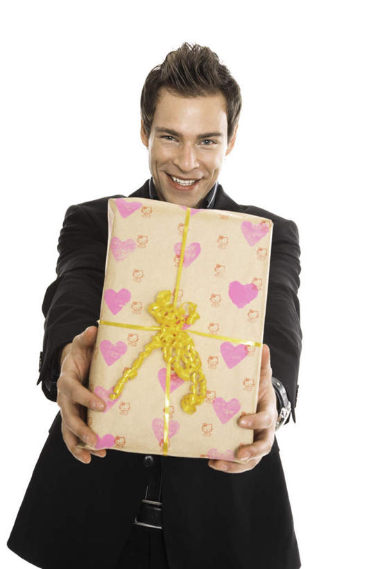 西方人,一个人,商务人士,商务男性,站,捧,笑,微笑,露齿笑,竖图,室内,白天,白色背景,正面,衬衫,礼盒,礼物,欧洲,欧洲人,仅一个男性,仅一个人,套装,纸盒,注视,盒子,仅一个年轻男性,包装盒,礼品盒,观察,看,站着,摄影,礼品,影棚,观看,察看,关注,商务装,工薪阶层,男人,男性,年轻男性,白种人,白领,上班族,端,端着,捧着,手捧,站立,半身,彩图,影棚拍摄,衬衣,拍摄