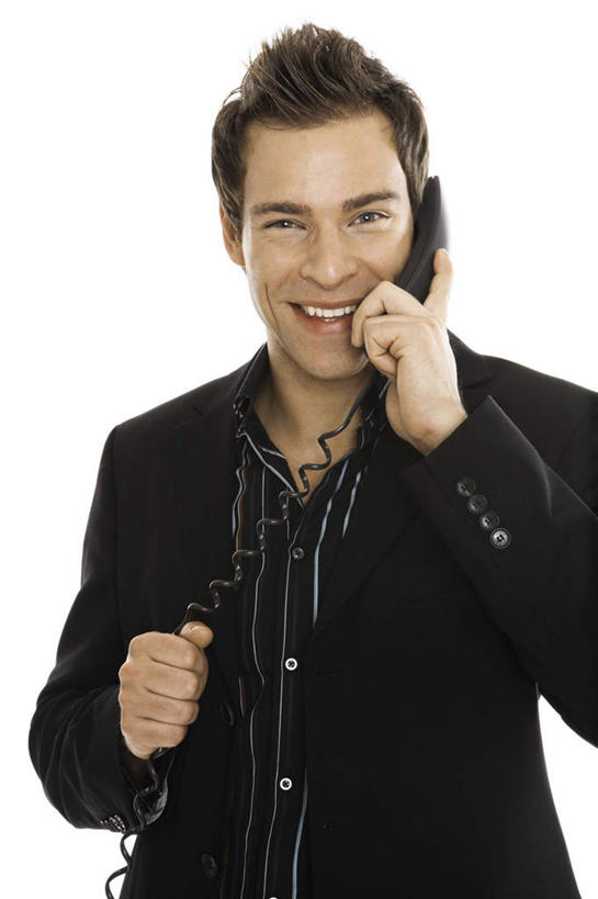 西方人,一个人,商务人士,商务男性,站,笑,打电话,微笑,露齿笑,竖图,室内,白天,白色背景,正面,衬衫,电话,欧洲,欧洲人,仅一个男性,仅一个人,握,套装,拿,拿着,注视,通讯设备,仅一个年轻男性,话筒,观察,看,站着,电话线,握着,摄影,影棚,观看,察看,固定电话,关注,商务装,工薪阶层,交流,男人,男性,年轻男性,白种人,白领,上班族,电话机,沟通,通话,站立,半身,彩图,影棚拍摄,衬衣,拍摄