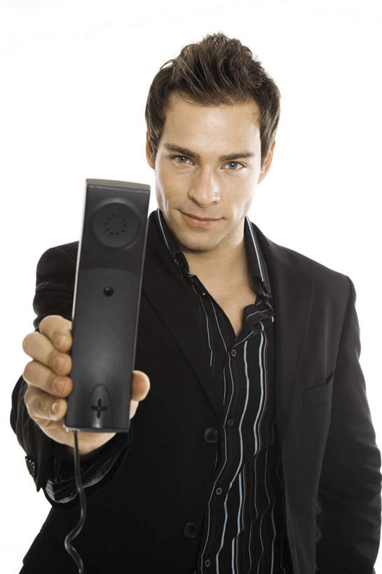 西方人,一个人,商务人士,商务男性,站,笑,打电话,微笑,竖图,室内,白天,白色背景,正面,衬衫,电话,欧洲,欧洲人,仅一个男性,仅一个人,握,套装,拿,拿着,注视,通讯设备,仅一个年轻男性,话筒,观察,看,站着,电话线,握着,摄影,影棚,观看,察看,固定电话,关注,商务装,工薪阶层,交流,男人,男性,年轻男性,白种人,白领,上班族,电话机,沟通,通话,站立,半身,彩图,影棚拍摄,衬衣,拍摄