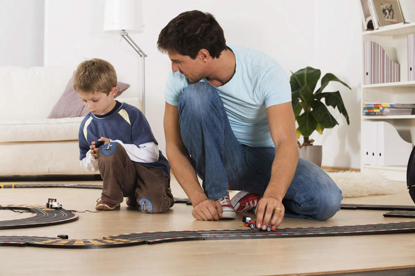 西方人,儿童,中年人,两个人,家庭,父亲,儿子,客厅,蹲,横图,室内,白天,正面,游戏,纯洁,汽车,玩具,欧洲,欧洲人,服装,玩,注视,娱乐,车,小孩,衣服,交通工具,轿车,观察,看,休闲,温暖,温馨,父子,一家人,父爱,可爱,童年,童趣,益智,服饰,观看,活动,和睦,察看,起居室,衣着,穿着,发泄,关注,消遣,智力,载具,童真,烂漫,无邪,宣泄,衣饰,天真,男孩,男人,男性,中年男性,白种人,孩子,蹲着,玩耍,嬉戏,彩图,全身,融洽,男生