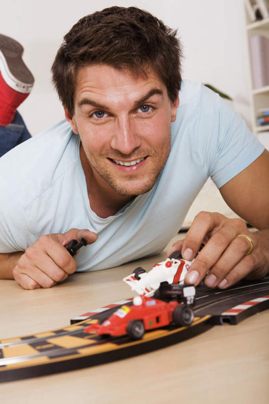 西方人,一个人,客厅,笑,微笑,露齿笑,竖图,室内,白天,正面,游戏,汽车,玩具,欧洲,欧洲人,仅一个男性,仅一个人,仅一个中年男性,握,服装,拿,玩,拿着,注视,娱乐,车,衣服,交通工具,轿车,观察,看,趴着,休闲,益智,握着,服饰,观看,活动,察看,起居室,衣着,穿着,发泄,关注,消遣,智力,载具,宣泄,衣饰,男人,男性,中年男性,白种人,趴,玩耍,嬉戏,半身,彩图