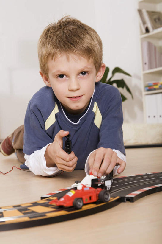 西方人,儿童,一个人,客厅,笑,微笑,露齿笑,竖图,室内,白天,正面,游戏,纯洁,汽车,玩具,欧洲,欧洲人,仅一个男性,仅一个人,握,服装,拿,玩,拿着,注视,娱乐,车,小孩,衣服,交通工具,轿车,观察,看,趴着,仅一个小孩,休闲,可爱,童年,童趣,益智,握着,服饰,观看,活动,察看,起居室,衣着,穿着,发泄,关注,消遣,智力,载具,童真,烂漫,无邪,宣泄,衣饰,天真,男孩,男人,男性,白种人,孩子,趴,玩耍,嬉戏,彩图,全身,男生