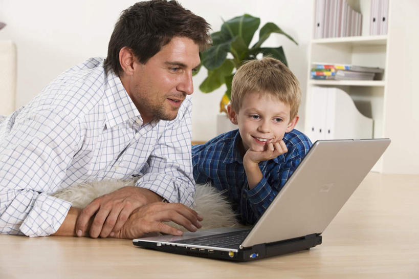 西方人,儿童,中年人,两个人,家庭,父亲,儿子,笑,微笑,露齿笑,横图,室内,白天,正面,纯洁,电脑,笔记本电脑,欧洲,欧洲人,撑,服装,网络,托腮,注视,通讯设备,小孩,衣服,观察,看,趴着,托,张嘴,温暖,温馨,父子,一家人,父爱,可爱,童年,童趣,服饰,观看,和睦,察看,无线,撑着,衣着,穿着,关注,托下巴,通信设备,无线网络,张大嘴巴,无线上网,便携式电脑,童真,烂漫,无邪,衣饰,天真,手提电脑,男孩,男人,男性,中年男性,白种人,孩子,张开嘴,趴,半身,彩图,融洽,男生