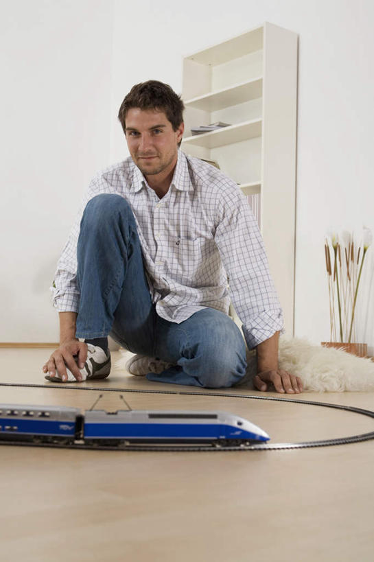 西方人,一个人,蹲,竖图,室内,白天,正面,游戏,火车,玩具,欧洲,欧洲人,仅一个男性,仅一个人,仅一个中年男性,服装,玩,注视,娱乐,车,衣服,交通工具,观察,看,休闲,益智,服饰,观看,活动,察看,衣着,穿着,发泄,关注,消遣,智力,载具,宣泄,衣饰,男人,男性,中年男性,白种人,蹲着,玩耍,嬉戏,彩图,全身