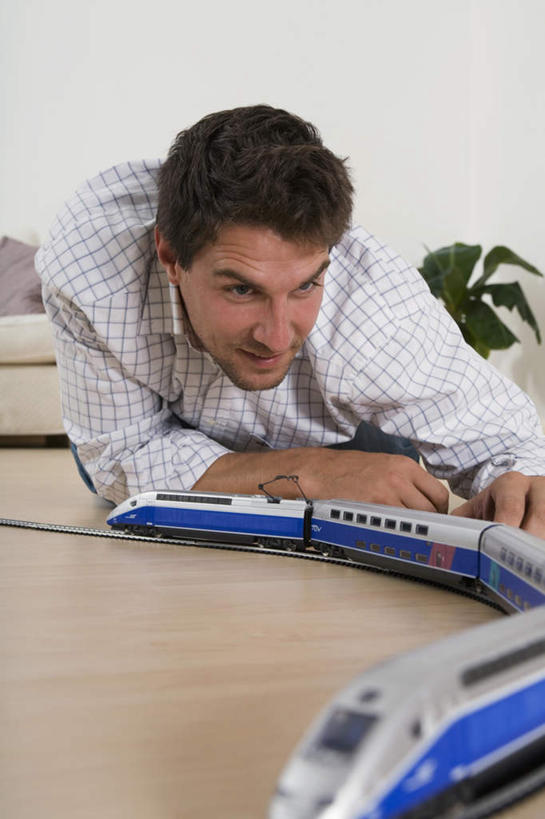 西方人,一个人,竖图,室内,白天,正面,游戏,火车,玩具,欧洲,欧洲人,仅一个男性,仅一个人,仅一个中年男性,服装,玩,注视,娱乐,车,衣服,交通工具,观察,看,趴着,休闲,益智,服饰,观看,活动,察看,衣着,穿着,发泄,关注,消遣,智力,载具,宣泄,衣饰,男人,男性,中年男性,白种人,趴,玩耍,嬉戏,彩图,全身