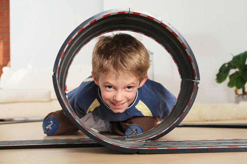 西方人,儿童,一个人,客厅,笑,微笑,露齿笑,横图,室内,白天,正面,纯洁,道路,路,公路,欧洲,欧洲人,仅一个男性,仅一个人,服装,曲折,弯曲,环绕,围绕,分界线,停车线,交通,环抱,注视,小孩,衣服,观察,看,趴着,仅一个小孩,可爱,童年,童趣,服饰,蜿蜒,观看,车行道,车行道分界线,察看,起居室,衣着,穿着,关注,标线,童真,烂漫,无邪,车行线,萦绕,衣饰,天真,男孩,男人,男性,白种人,孩子,马路,趴,彩图,全身,男生