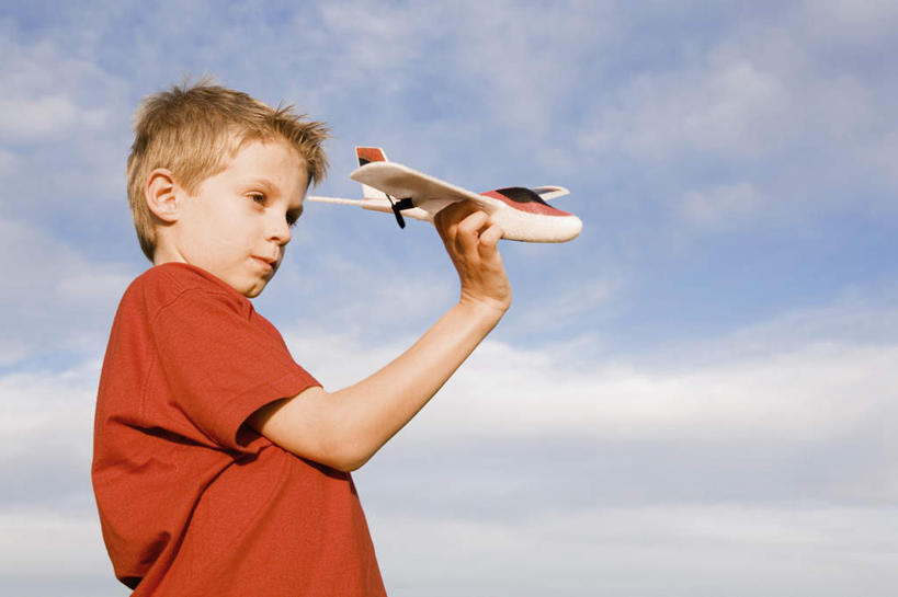 西方人,儿童,一个人,站,横图,室外,白天,仰视,游戏,纯洁,飞机,玩具,欧洲,欧洲人,仅一个男性,仅一个人,握,阴影,服装,光线,影子,云,云朵,交通,拿,玩,云彩,拿着,注视,娱乐,航空,小孩,衣服,红色,蓝色,白云,蓝天,天空,阳光,模型,交通工具,天,观察,看,站着,仅一个小孩,休闲,可爱,童年,童趣,益智,握着,运输,服饰,一架,晴朗,观看,活动,察看,客机,衣着,穿着,发泄,关注,消遣,智力,载具,童真,烂漫,无邪,宣泄,衣饰,天真,男孩,男人,男性,白种人,孩子,晴空,玩耍,嬉戏,站立,半身,彩图,低角度拍摄,男生