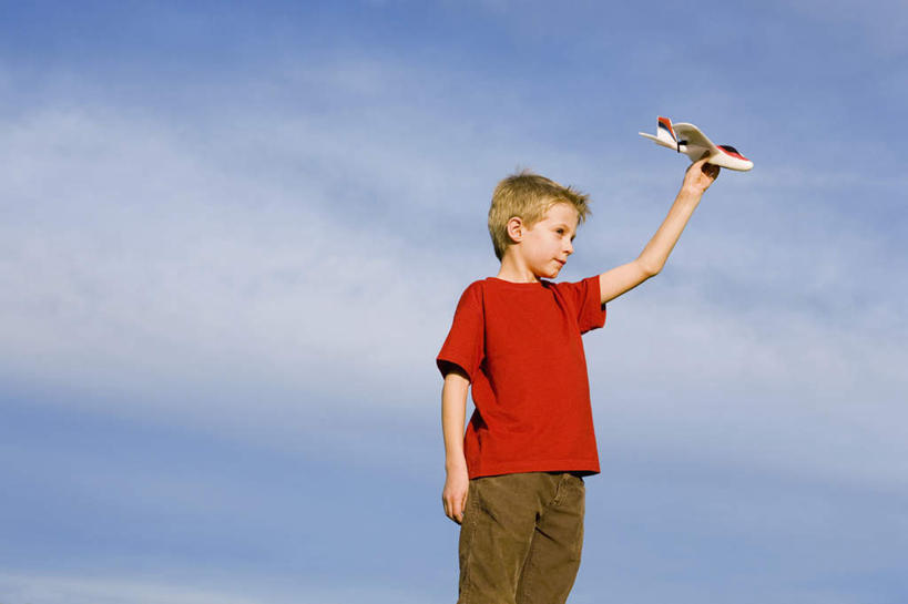 西方人,儿童,一个人,站,举,横图,室外,白天,仰视,游戏,纯洁,飞机,玩具,欧洲,欧洲人,仅一个男性,仅一个人,握,阴影,服装,光线,影子,云,云朵,交通,拿,玩,云彩,拿着,注视,娱乐,航空,小孩,衣服,红色,蓝色,白云,蓝天,天空,阳光,模型,交通工具,天,观察,看,托,站着,仅一个小孩,休闲,可爱,童年,童趣,益智,握着,运输,服饰,一架,晴朗,观看,活动,察看,客机,衣着,穿着,发泄,关注,消遣,智力,载具,童真,烂漫,无邪,宣泄,衣饰,天真,男孩,男人,男性,白种人,孩子,晴空,举起,举手,举着,玩耍,嬉戏,向上举,向上伸,向上托,站立,半身,彩图,低角度拍摄,男生