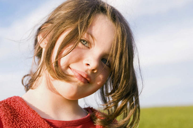 西方人,儿童,脸,头,脸颊,一个人,站,笑,微笑,露齿笑,横图,室外,特写,白天,正面,纯洁,草地,草坪,植物,欧洲,欧洲人,仅一个女性,仅一个人,阴影,服装,朦胧,模糊,光线,影子,云,云朵,云彩,注视,肩膀,草,小孩,衣服,红色,蓝色,绿色,白云,蓝天,天空,阳光,天,观察,看,站着,仅一个小孩,可爱,童年,童趣,服饰,晴朗,观看,察看,衣着,穿着,关注,童真,烂漫,无邪,衣饰,天真,女孩,女人,女性,白种人,孩子,头部,脸部,脸蛋,面部,晴空,站立,半身,彩图,女生