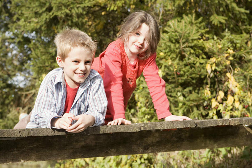 西方人,儿童,两个人,家庭,笑,微笑,露齿笑,横图,室外,白天,仰视,纯洁,植物,欧洲,欧洲人,撑,阴影,服装,光线,影子,注视,树,树木,小孩,衣服,红色,绿色,阳光,自然,观察,看,趴着,温暖,温馨,一家人,可爱,童年,童趣,服饰,生长,成长,观看,和睦,察看,撑着,衣着,穿着,关注,童真,烂漫,无邪,衣饰,天真,男孩,男人,男性,女孩,女人,女性,白种人,趴,彩图,低角度拍摄,全身,融洽,男生,女生