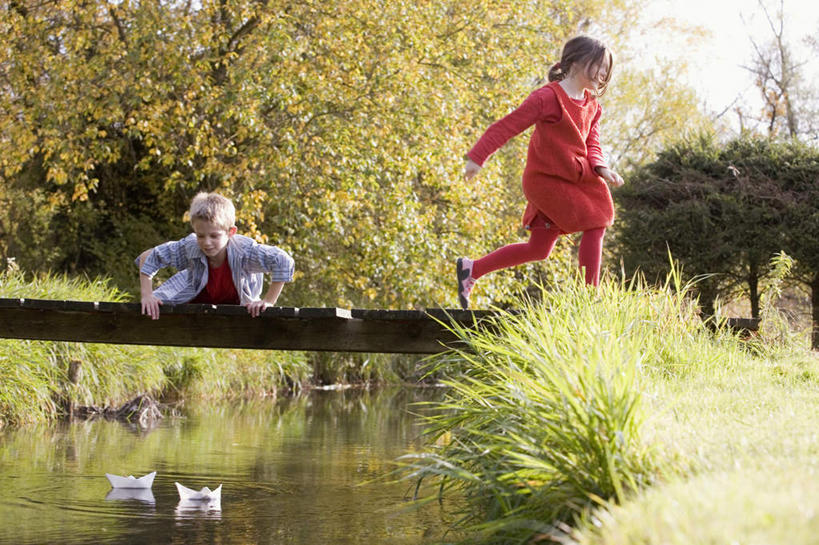 西方人,儿童,两个人,家庭,走,横图,室外,白天,正面,游戏,纯洁,草地,草坪,河流,水,植物,船,欧洲,欧洲人,撑,服装,艺术,折纸,纸艺,手工艺品,河水,水流,玩,注视,文化,娱乐,草,树,树木,小孩,衣服,红色,绿色,自然,纸制品,工艺品,观察,看,休闲,温暖,温馨,一家人,可爱,童年,童趣,服饰,生长,成长,观看,和睦,察看,撑着,高雅,衣着,穿着,关注,纸船,童真,烂漫,无邪,工艺折纸,自信心,品位,衣饰,天真,男孩,男人,男性,女孩,女人,女性,白种人,步行,玩耍,嬉戏,走路,彩图,全身,融洽,男生,女生