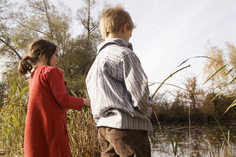 西方人,儿童,两个人,家庭,站,横图,室外,白天,仰视,游戏,纯洁,草地,草坪,河流,水,植物,欧洲,欧洲人,握,阴影,服装,光线,影子,河水,水流,云,云朵,拿,玩,云彩,拿着,娱乐,草,树干,小孩,衣服,绿色,白云,阳光,站着,休闲,温暖,温馨,一家人,可爱,童年,童趣,握着,服饰,和睦,衣着,穿着,童真,烂漫,无邪,衣饰,天真,男孩,男人,男性,女孩,女人,女性,白种人,玩耍,嬉戏,站立,半身,彩图,低角度拍摄,融洽,男生,女生