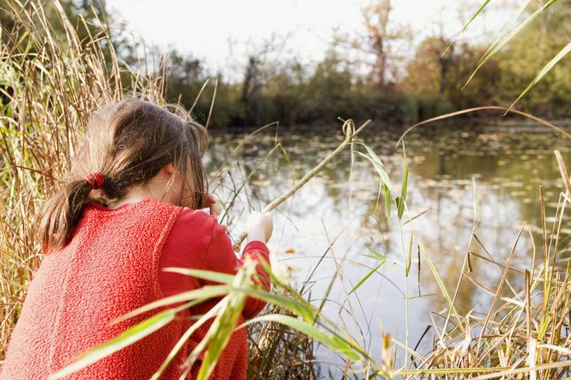西方人,儿童,一个人,蹲,横图,室外,白天,纯洁,草地,草坪,河流,水,植物,欧洲,欧洲人,仅一个女性,仅一个人,握,阴影,服装,光线,影子,河水,水流,云,云朵,拿,云彩,拿着,草,树干,小孩,背面,衣服,红色,绿色,白云,阳光,仅一个小孩,可爱,童年,童趣,握着,服饰,衣着,穿着,童真,烂漫,无邪,衣饰,天真,女孩,女人,女性,白种人,孩子,蹲着,半身,彩图,钓鱼,女生