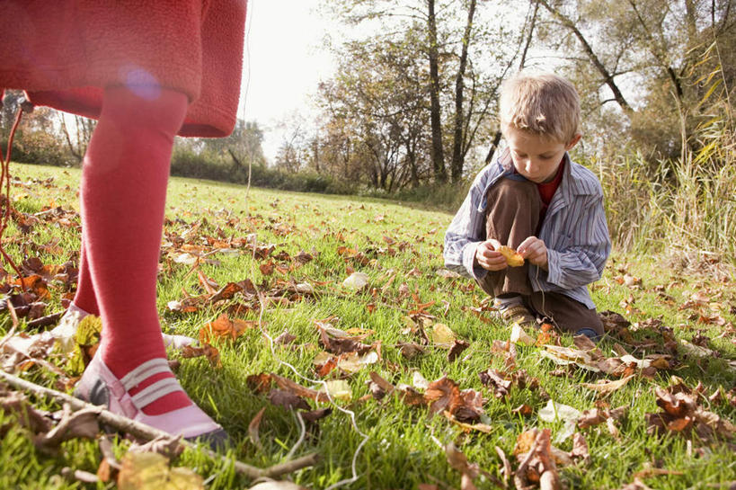 西方人,儿童,两个人,家庭,蹲,横图,室外,白天,正面,游戏,纯洁,草地,草坪,河流,水,植物,欧洲,欧洲人,握,阴影,服装,光线,影子,河水,水流,云,云朵,拿,玩,云彩,拿着,注视,娱乐,草,树干,树叶,小孩,衣服,红色,绿色,白云,阳光,观察,看,休闲,温暖,温馨,一家人,可爱,童年,童趣,握着,服饰,观看,和睦,察看,衣着,穿着,关注,童真,烂漫,无邪,衣饰,天真,男孩,男人,男性,女孩,女人,女性,白种人,蹲着,玩耍,嬉戏,半身,彩图,融洽,男生,女生