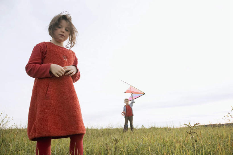 西方人,儿童,两个人,家庭,站,横图,室外,白天,仰视,游戏,纯洁,草地,草坪,植物,欧洲,欧洲人,握,阴影,服装,光线,影子,云,云朵,拿,玩,云彩,拿着,注视,娱乐,草,小孩,衣服,红色,蓝色,绿色,白云,蓝天,天空,阳光,风筝,天,观察,看,站着,休闲,温暖,温馨,一家人,可爱,童年,童趣,放风筝,握着,服饰,晴朗,观看,和睦,察看,衣着,纸鸢,穿着,关注,童真,烂漫,无邪,放鹞子,鹞,鹞子,鸢,木鸢,衣饰,天真,男孩,男人,男性,女孩,女人,女性,白种人,晴空,玩耍,嬉戏,站立,半身,彩图,低角度拍摄,融洽,男生,女生