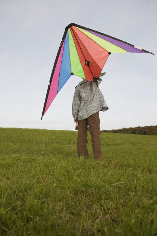 西方人,儿童,一个人,站,举,竖图,室外,白天,正面,纯洁,草地,草坪,植物,欧洲,欧洲人,仅一个男性,仅一个人,服装,云,云朵,云彩,注视,草,小孩,衣服,蓝色,绿色,白云,蓝天,天空,风筝,天,观察,看,托,站着,仅一个小孩,可爱,童年,童趣,放风筝,服饰,晴朗,观看,察看,衣着,纸鸢,穿着,关注,童真,烂漫,无邪,放鹞子,鹞,鹞子,鸢,木鸢,衣饰,天真,男孩,男人,男性,白种人,孩子,晴空,举起,举手,举着,向上举,向上伸,向上托,站立,彩图,全身,男生