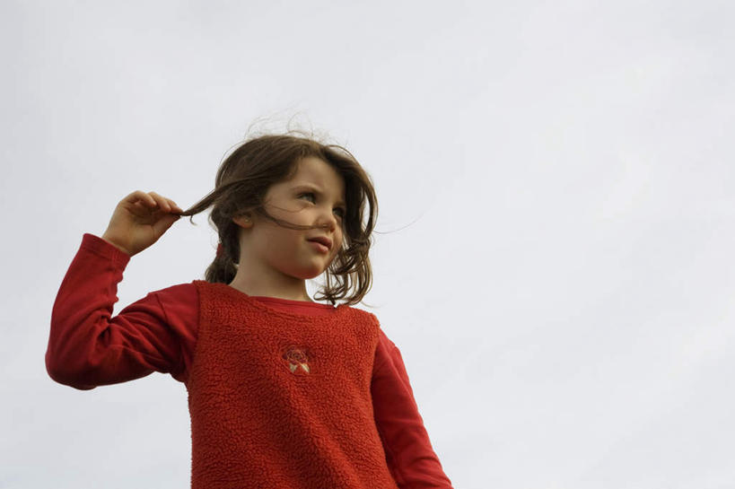 西方人,儿童,一个人,站,横图,室外,白天,仰视,纯洁,欧洲,欧洲人,仅一个女性,仅一个人,服装,云,云朵,云彩,注视,小孩,衣服,红色,蓝色,白云,蓝天,天空,天,观察,看,站着,仅一个小孩,可爱,童年,童趣,服饰,晴朗,观看,察看,衣着,穿着,关注,童真,烂漫,无邪,衣饰,天真,女孩,女人,女性,白种人,孩子,晴空,站立,半身,彩图,低角度拍摄,女生