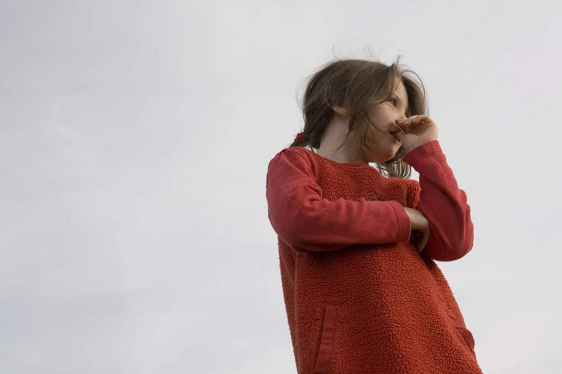 西方人,儿童,手,一个人,站,双手交叉,横图,室外,白天,仰视,纯洁,欧洲,欧洲人,仅一个女性,仅一个人,咬,服装,云,云朵,云彩,注视,小孩,衣服,红色,蓝色,白云,蓝天,天空,天,观察,看,站着,仅一个小孩,手指,可爱,童年,童趣,服饰,晴朗,观看,咬着,察看,双手抱胸,衣着,穿着,关注,童真,烂漫,无邪,衣饰,天真,女孩,女人,女性,白种人,孩子,晴空,站立,半身,彩图,女生