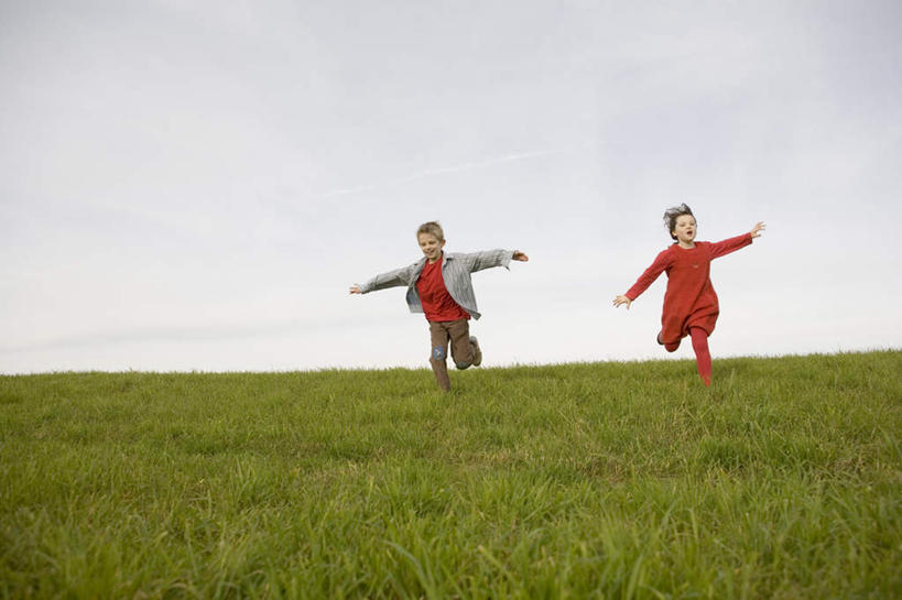 西方人,儿童,两个人,家庭,跑,伸展双臂,笑,微笑,露齿笑,横图,室外,白天,正面,游戏,纯洁,草地,草坪,植物,欧洲,欧洲人,服装,云,云朵,玩,云彩,注视,娱乐,草,小孩,衣服,红色,蓝色,绿色,白云,蓝天,天空,天,观察,看,休闲,温暖,温馨,一家人,可爱,童年,童趣,服饰,晴朗,观看,和睦,察看,衣着,穿着,关注,童真,烂漫,无邪,衣饰,天真,男孩,男人,男性,女孩,女人,女性,白种人,晴空,敞开双臂,跑步,伸开双臂,玩耍,嬉戏,展开双肩,张开手臂,张开双臂,彩图,全身,融洽,男生,女生