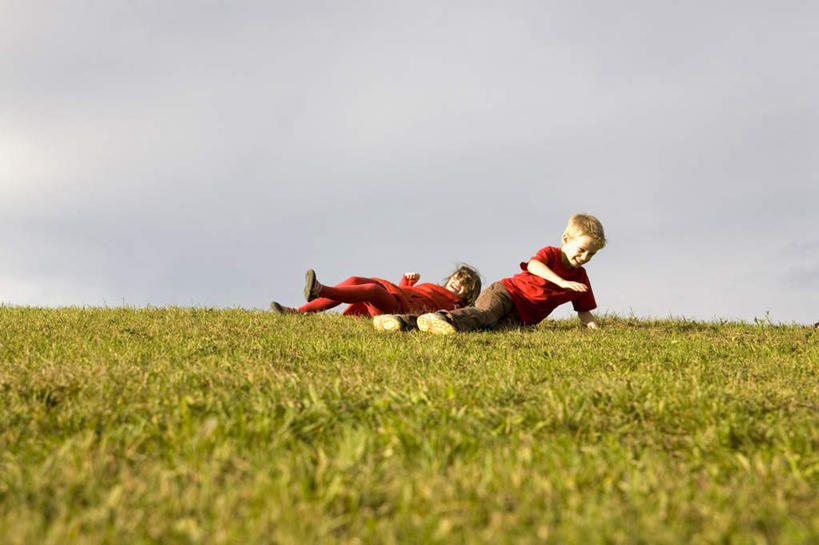 西方人,儿童,两个人,家庭,躺,笑,微笑,露齿笑,横图,室外,白天,正面,游戏,纯洁,草地,草坪,植物,欧洲,欧洲人,阴影,服装,光线,影子,乌云,云,阴天,云朵,玩,云彩,注视,娱乐,草,小孩,衣服,红色,绿色,天空,阳光,天,观察,看,休闲,温暖,温馨,一家人,可爱,童年,童趣,服饰,观看,和睦,察看,昏暗,衣着,阴沉,穿着,关注,童真,烂漫,无邪,衣饰,卧着,天真,男孩,男人,男性,女孩,女人,女性,白种人,躺着,玩耍,卧,嬉戏,彩图,全身,融洽,男生,女生