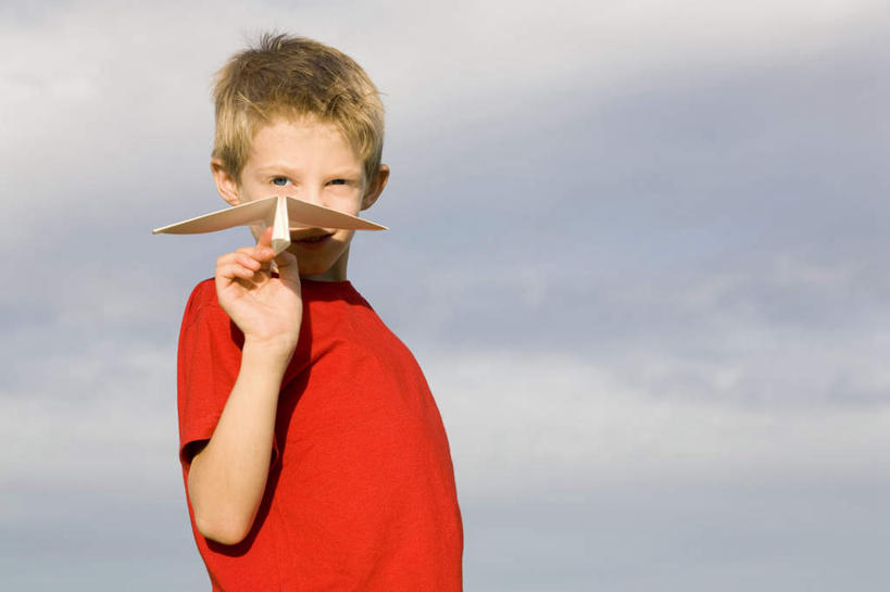 西方人,儿童,一个人,站,横图,室外,白天,仰视,纯洁,飞机,欧洲,欧洲人,仅一个男性,仅一个人,握,阴影,服装,艺术,光线,影子,折纸,纸艺,手工艺品,云,云朵,拿,云彩,拿着,注视,文化,小孩,衣服,红色,蓝色,白云,蓝天,天空,阳光,纸制品,工艺品,天,观察,看,站着,仅一个小孩,可爱,童年,童趣,握着,服饰,晴朗,观看,纸飞机,察看,高雅,衣着,穿着,关注,童真,烂漫,无邪,工艺折纸,自信心,品位,衣饰,天真,男孩,男人,男性,白种人,孩子,晴空,站立,半身,彩图,低角度拍摄,男生