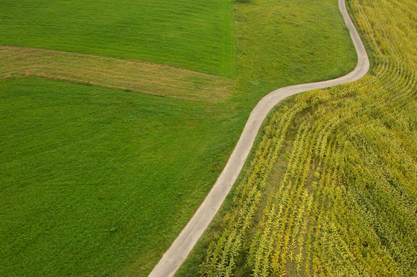 无人,农田,横图,俯视,航拍,室外,白天,旅游,度假,庄稼,农作物,玉米,美景,道路,路,蔬菜,德国,欧洲,曲折,弯曲,新鲜,棒子,景观,小路,玉蜀黍,食品,交通,娱乐,食物,自然,享受,休闲,景色,放松,蜿蜒,有机食品,绿色食品,乡间小路,苞米,西欧,鸟瞰,自然风光,苞芦,苞谷,德意志联邦共和国,包谷,大蜀黍,番麦,薏米包,玉高粱,玉麦,珍珠米,巴登.符腾堡,巴登.符腾堡州,巴符州,彩图,高角度拍摄,耕地,庄稼田