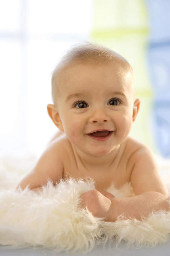 西方人,婴儿,儿童,一个人,笑,微笑,露齿笑,竖图,室内,白天,正面,纯洁,纺织品,欧洲,欧洲人,仅一个人,朦胧,模糊,装饰,毛毯,毯子,注视,纺织,小孩,垫子,观察,看,趴着,温暖,可爱,活泼,观看,华丽,修饰,点缀,察看,关注,宝宝,纯真,烂漫,无邪,衬托,美观,雅致,雅观,伶俐,天真,白种人,孩子,趴,半身,彩图