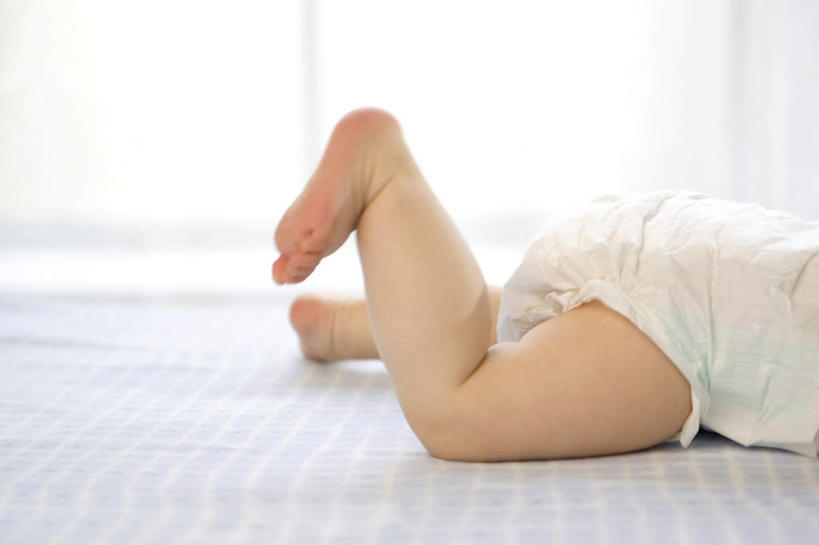 西方人,婴儿,儿童,脚,脚趾,脚趾甲,一个人,横图,室内,白天,侧面,纯洁,欧洲,欧洲人,仅一个人,朦胧,模糊,尿布,纸尿裤,尿不湿,小孩,趴着,爬,可爱,活泼,纸尿布,宝宝,纯真,烂漫,无邪,纸尿片,伶俐,天真,白种人,孩子,脚指甲,趴,攀爬,半身,彩图