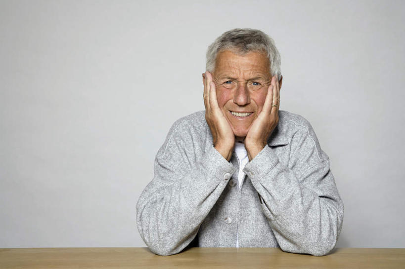 西方人,脸,脸颊,一个人,坐,横图,室内,白天,正面,欧洲,欧洲人,仅一个男性,仅一个人,撑,灰色背景,服装,托腮,注视,衣服,灰色,观察,看,托,仅一个老年男性,摄影,服饰,影棚,观看,察看,撑着,衣着,穿着,关注,托下巴,衣饰,老年男性,男人,男性,白种人,脸部,脸蛋,面部,坐着,半身,彩图,影棚拍摄,拍摄