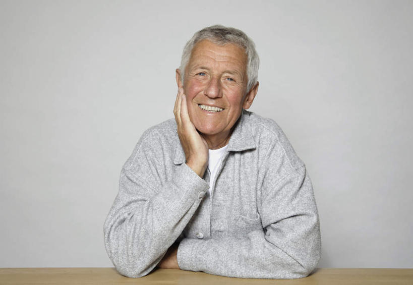 西方人,一个人,坐,笑,微笑,露齿笑,横图,室内,白天,正面,欧洲,欧洲人,仅一个男性,仅一个人,撑,灰色背景,服装,托腮,注视,衣服,灰色,观察,看,托,仅一个老年男性,摄影,服饰,影棚,观看,察看,衣着,穿着,关注,托下巴,衣饰,老年男性,男人,男性,白种人,坐着,半身,彩图,影棚拍摄,拍摄