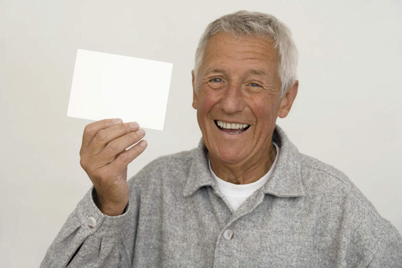 西方人,脸,头,脸颊,手,一个人,坐,笑,微笑,露齿笑,横图,室内,特写,白天,正面,欧洲,欧洲人,仅一个男性,仅一个人,握,灰色背景,服装,纸,纸张,拿,拿着,注视,肩膀,衣服,灰色,观察,看,仅一个老年男性,手部,握着,摄影,服饰,影棚,观看,单手,察看,衣着,穿着,关注,衣饰,老年男性,男人,男性,白种人,头部,脸部,脸蛋,面部,坐着,半身,彩图,影棚拍摄,拍摄