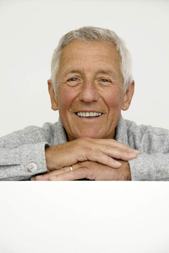 西方人,脸,头,脸颊,手,一个人,坐,笑,微笑,露齿笑,竖图,室内,特写,白天,正面,欧洲,欧洲人,双手,仅一个男性,仅一个人,灰色背景,服装,注视,肩膀,衣服,灰色,观察,看,趴着,仅一个老年男性,手部,摄影,服饰,影棚,观看,察看,衣着,穿着,关注,衣饰,老年男性,男人,男性,白种人,头部,脸部,脸蛋,面部,趴,坐着,半身,彩图,影棚拍摄,拍摄