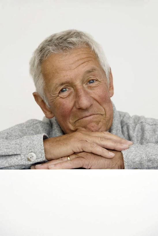 西方人,脸,头,脸颊,手,一个人,坐,笑,微笑,露齿笑,竖图,室内,特写,白天,正面,欧洲,欧洲人,双手,仅一个男性,仅一个人,灰色背景,服装,注视,肩膀,衣服,灰色,观察,看,趴着,仅一个老年男性,手部,摄影,服饰,影棚,观看,察看,衣着,穿着,关注,衣饰,老年男性,男人,男性,白种人,头部,脸部,脸蛋,面部,趴,坐着,半身,彩图,影棚拍摄,拍摄