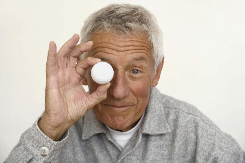 西方人,脸,头,脸颊,手,一个人,坐,横图,室内,特写,白天,正面,欧洲,欧洲人,仅一个男性,仅一个人,握,灰色背景,服装,高尔夫,高尔夫球,拿,拿着,注视,肩膀,衣服,白色,灰色,观察,看,仅一个老年男性,手部,握着,遮,摄影,服饰,影棚,观看,单手,察看,高尔夫球杆,遮挡,衣着,穿着,关注,遮盖,高尔夫运动,遮蔽,高尔夫球具,衣饰,老年男性,男人,男性,白种人,头部,脸部,脸蛋,面部,坐着,半身,彩图,影棚拍摄,拍摄