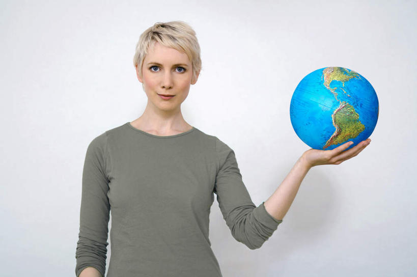 西方人,一个人,站,举,横图,室内,白天,正面,仪器,海洋,地图,欧洲,欧洲人,仅一个年轻女性,仅一个女性,仅一个人,灰色背景,服装,网格,地球仪,线条,世界地图,地球,陆地,全球,注视,球,衣服,经纬线,模型,观察,看,托,站着,球体,摄影,地理,国家,服饰,影棚,观看,大陆,察看,世界,衣着,穿着,关注,纬线,版图,经线,经纬仪,地理学,衣饰,年轻女性,女人,女性,白种人,举起,举手,举着,向上举,向上伸,向上托,站立,半身,彩图,影棚拍摄,拍摄,大洋,大洲