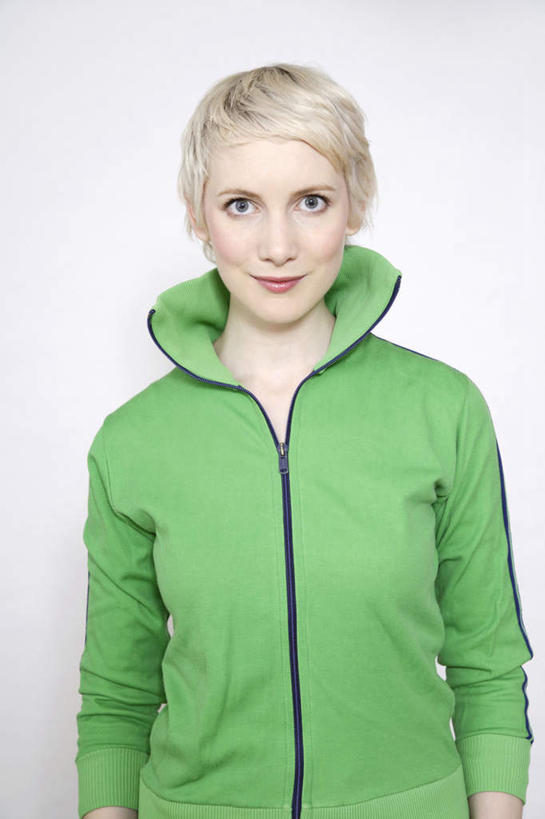 西方人,一个人,站,笑,微笑,竖图,室内,白天,正面,欧洲,欧洲人,仅一个年轻女性,仅一个女性,仅一个人,灰色背景,服装,注视,衣服,绿色,观察,看,站着,摄影,服饰,影棚,观看,察看,衣着,穿着,关注,衣饰,年轻女性,女人,女性,白种人,站立,半身,彩图,影棚拍摄,拍摄