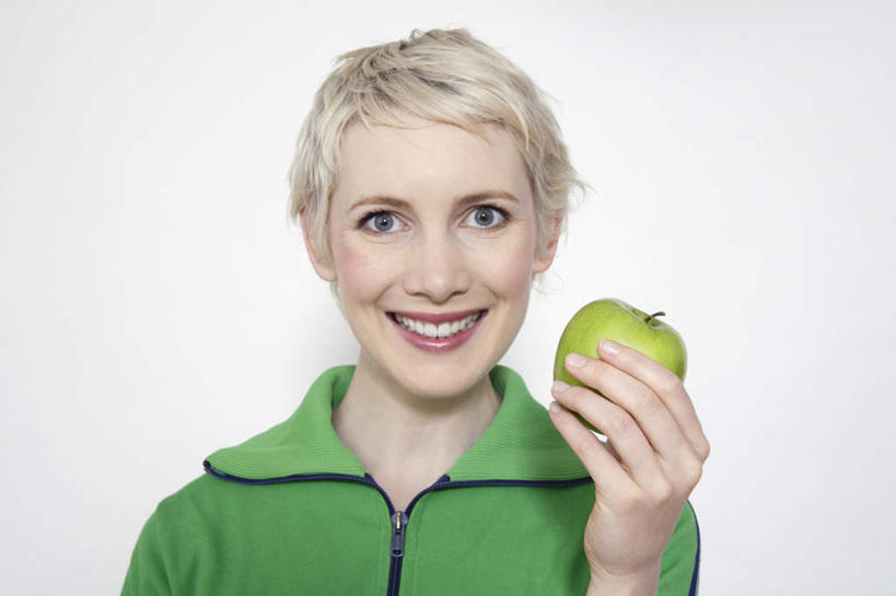 西方人,脸,头,脸颊,手,一个人,站,笑,微笑,露齿笑,横图,室内,特写,白天,正面,苹果,水果,欧洲,欧洲人,仅一个年轻女性,仅一个女性,仅一个人,握,灰色背景,服装,新鲜,生食,食品,果实,拿,拿着,注视,肩膀,食物,一个,衣服,绿色,青苹果,观察,看,站着,手部,握着,摄影,服饰,有机食品,绿色食品,影棚,单个,观看,单手,察看,衣着,穿着,关注,衣饰,年轻女性,女人,女性,白种人,头部,脸部,脸蛋,面部,站立,半身,彩图,影棚拍摄,拍摄