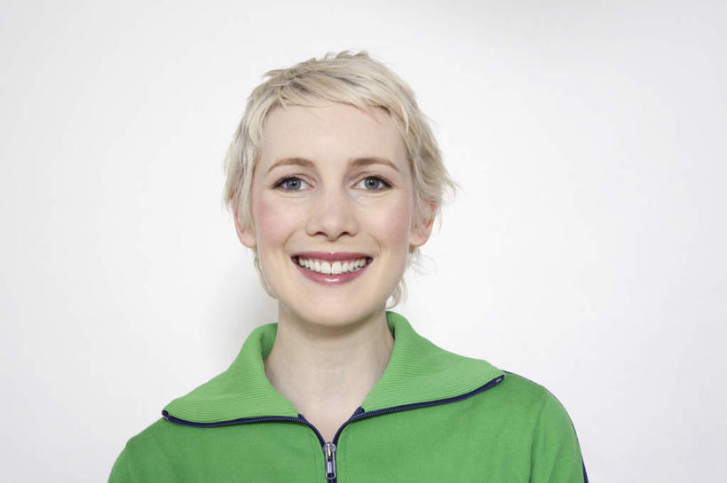 西方人,脸,头,脸颊,一个人,站,笑,微笑,露齿笑,横图,室内,特写,白天,正面,欧洲,欧洲人,仅一个年轻女性,仅一个女性,仅一个人,灰色背景,服装,注视,肩膀,衣服,绿色,观察,看,站着,摄影,服饰,影棚,观看,察看,衣着,穿着,关注,衣饰,年轻女性,女人,女性,白种人,头部,脸部,脸蛋,面部,站立,半身,彩图,影棚拍摄,拍摄