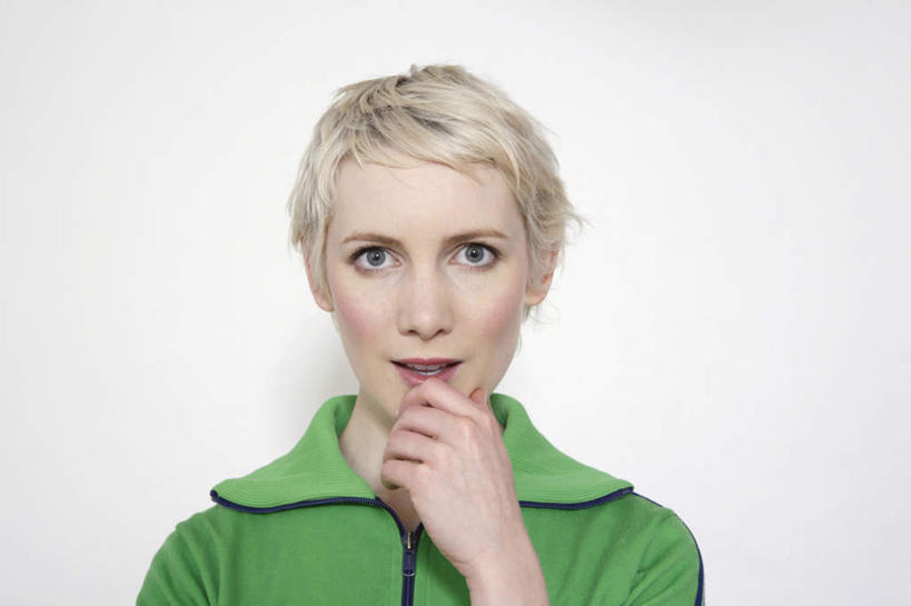 西方人,脸,头,脸颊,手,一个人,站,横图,室内,特写,白天,正面,欧洲,欧洲人,仅一个年轻女性,仅一个女性,仅一个人,撑,灰色背景,服装,托腮,注视,肩膀,衣服,绿色,观察,看,托,站着,手部,摄影,服饰,影棚,观看,单手,察看,衣着,穿着,关注,托下巴,衣饰,年轻女性,女人,女性,白种人,头部,脸部,脸蛋,面部,站立,半身,彩图,影棚拍摄,拍摄