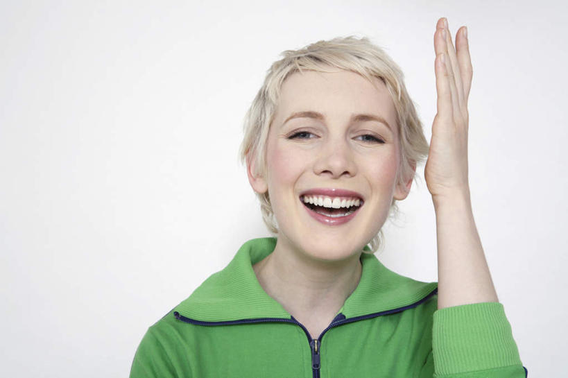 西方人,脸,头,脸颊,手,一个人,站,举,笑,微笑,露齿笑,横图,室内,特写,白天,正面,欧洲,欧洲人,仅一个年轻女性,仅一个女性,仅一个人,灰色背景,服装,注视,肩膀,衣服,绿色,观察,看,托,站着,手部,摄影,服饰,影棚,观看,单手,察看,衣着,穿着,关注,衣饰,年轻女性,女人,女性,白种人,头部,脸部,脸蛋,面部,举起,举手,举着,向上举,向上伸,向上托,站立,半身,彩图,影棚拍摄,拍摄