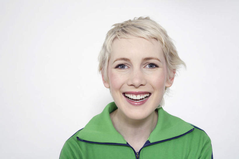 西方人,脸,头,脸颊,一个人,站,笑,微笑,露齿笑,横图,室内,特写,白天,正面,欧洲,欧洲人,仅一个年轻女性,仅一个女性,仅一个人,灰色背景,服装,注视,肩膀,衣服,绿色,观察,看,站着,摄影,服饰,影棚,观看,察看,衣着,穿着,关注,衣饰,年轻女性,女人,女性,白种人,头部,脸部,脸蛋,面部,站立,半身,彩图,影棚拍摄,拍摄