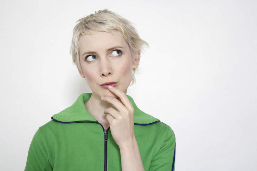 西方人,脸,头,脸颊,手,一个人,站,横图,室内,特写,白天,正面,欧洲,欧洲人,仅一个年轻女性,仅一个女性,仅一个人,指,灰色背景,服装,注视,方向,肩膀,衣服,绿色,观察,看,手势,站着,手部,手指,摄影,服饰,影棚,观看,单手,察看,指向,衣着,穿着,关注,衣饰,年轻女性,女人,女性,白种人,头部,脸部,脸蛋,面部,站立,半身,彩图,影棚拍摄,拍摄