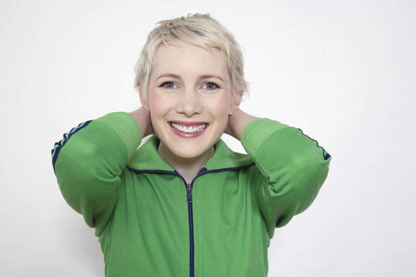 西方人,脸,头,脸颊,手,一个人,站,笑,微笑,露齿笑,横图,室内,特写,白天,正面,欧洲,欧洲人,双手,仅一个年轻女性,仅一个女性,仅一个人,抱头,灰色背景,服装,注视,肩膀,衣服,绿色,观察,看,站着,手部,摄影,服饰,影棚,观看,察看,衣着,穿着,关注,捧首,捧头,衣饰,年轻女性,女人,女性,白种人,头部,脸部,脸蛋,面部,站立,半身,彩图,影棚拍摄,拍摄