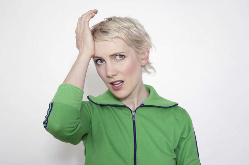 西方人,脸,头,脸颊,手,一个人,站,摸,横图,室内,特写,白天,正面,欧洲,欧洲人,仅一个年轻女性,仅一个女性,仅一个人,抚摸,灰色背景,服装,注视,肩膀,衣服,绿色,观察,看,站着,张嘴,手部,摄影,服饰,影棚,观看,单手,察看,衣着,穿着,关注,张大嘴巴,衣饰,年轻女性,女人,女性,白种人,头部,脸部,脸蛋,面部,张开嘴,触摸,接触,站立,半身,彩图,影棚拍摄,拍摄