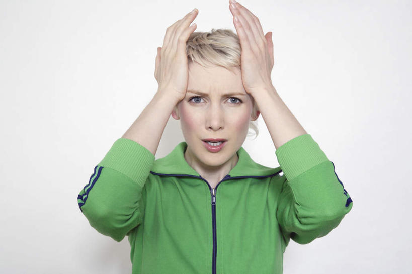 西方人,脸,头,脸颊,手,一个人,站,摸,横图,室内,特写,白天,正面,欧洲,欧洲人,双手,仅一个年轻女性,仅一个女性,仅一个人,抚摸,灰色背景,服装,注视,肩膀,衣服,绿色,观察,看,站着,张嘴,手部,摄影,服饰,影棚,观看,察看,衣着,穿着,关注,张大嘴巴,衣饰,年轻女性,女人,女性,白种人,头部,脸部,脸蛋,面部,张开嘴,触摸,接触,站立,半身,彩图,影棚拍摄,拍摄