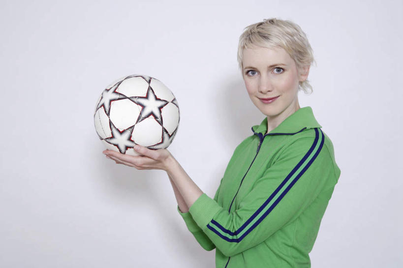 西方人,一个人,站,捧,横图,室内,白天,侧面,足球,欧洲,欧洲人,仅一个年轻女性,仅一个女性,仅一个人,灰色背景,服装,足球装备,注视,运动器械,一个,衣服,绿色,观察,看,站着,健身器械,摄影,服饰,影棚,单个,观看,察看,衣着,穿着,关注,健身器材,蹴鞠,衣饰,足球运动,年轻女性,女人,女性,白种人,端,端着,捧着,手捧,站立,半身,彩图,影棚拍摄,拍摄,运动器材